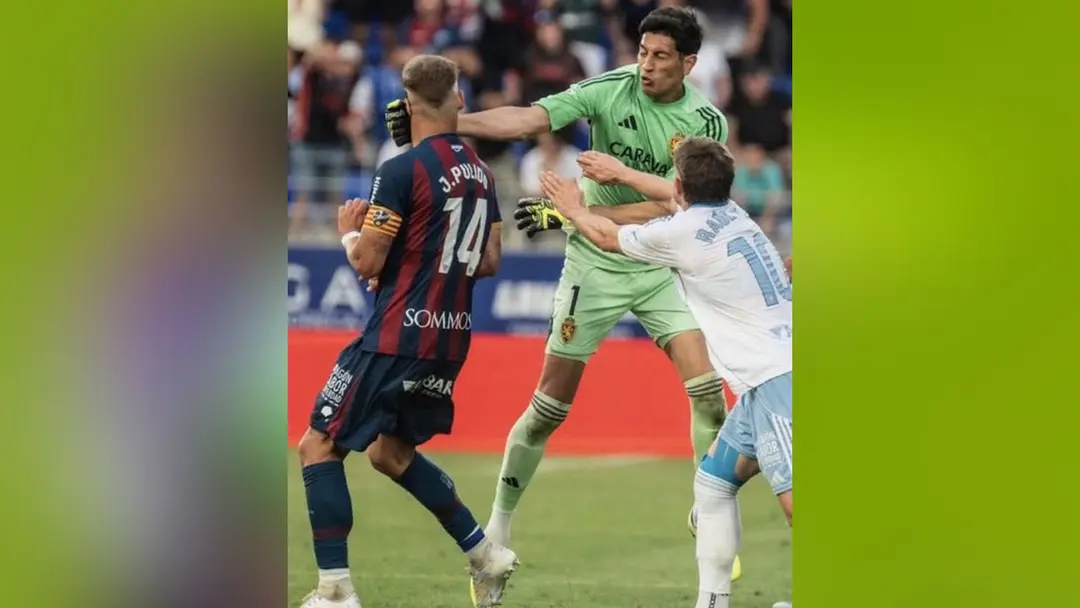 স্পেনে লাল কার্ড দেখে প্রতিপক্ষ খেলোয়াড়কে ঘুষি দিলেন গোলকিপার